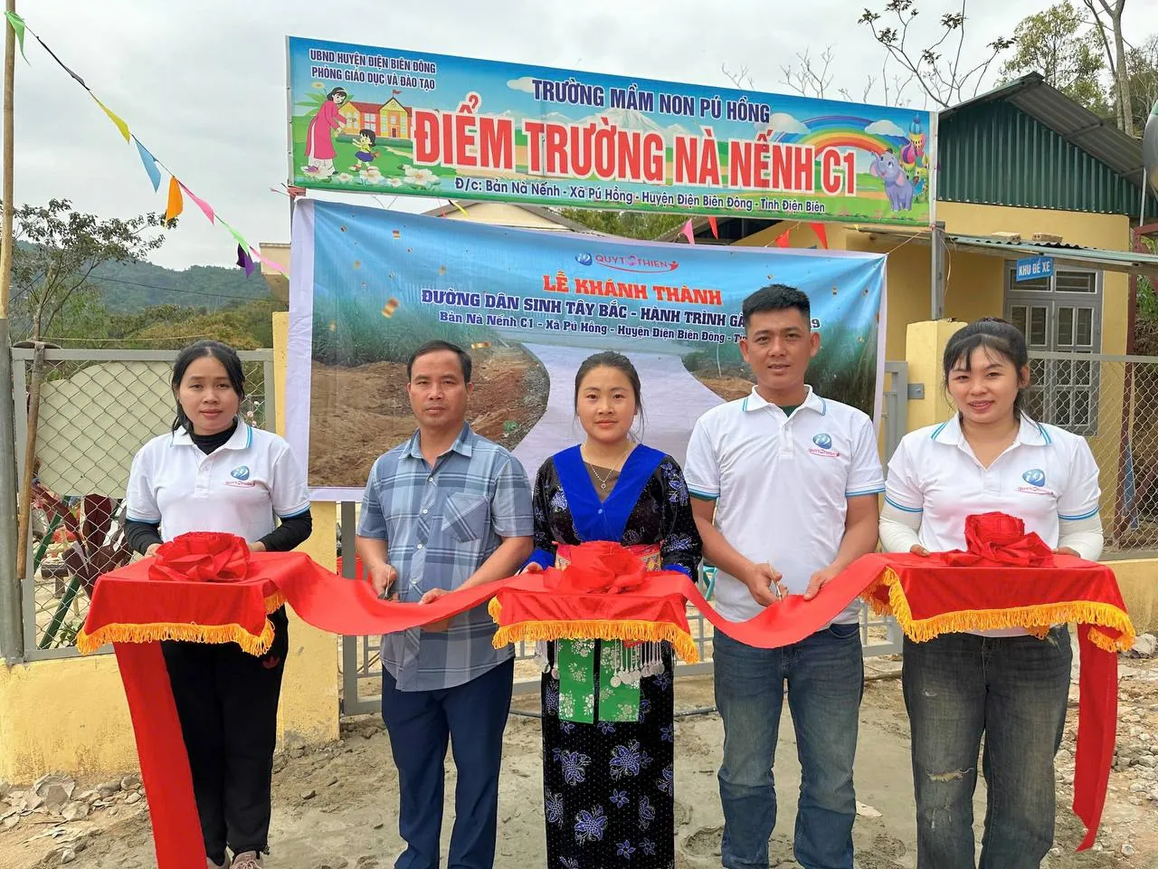 Hình ảnh tổng quan về sân đấu đá gà Campuchia 67, với các chiến kê đang thi đấu sôi nổi, thể hiện sự kịch tính và hấp dẫn của bộ môn cá cược đá gà trực tuyến. Tông màu chủ đạo xanh đen và vàng kim.